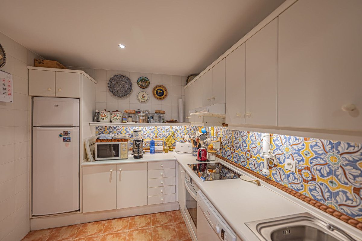 Ground Floor Apartment in Estepona, Costa del Sol – 2 beds – 550000 € - photo 16 of 34