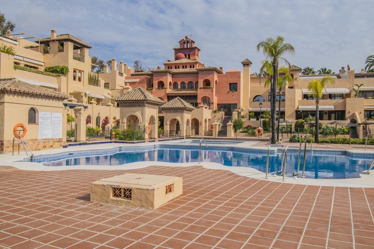 Ground Floor Apartment in Estepona, Costa del Sol – 2 beds – 550000 € - photo 20 of 34