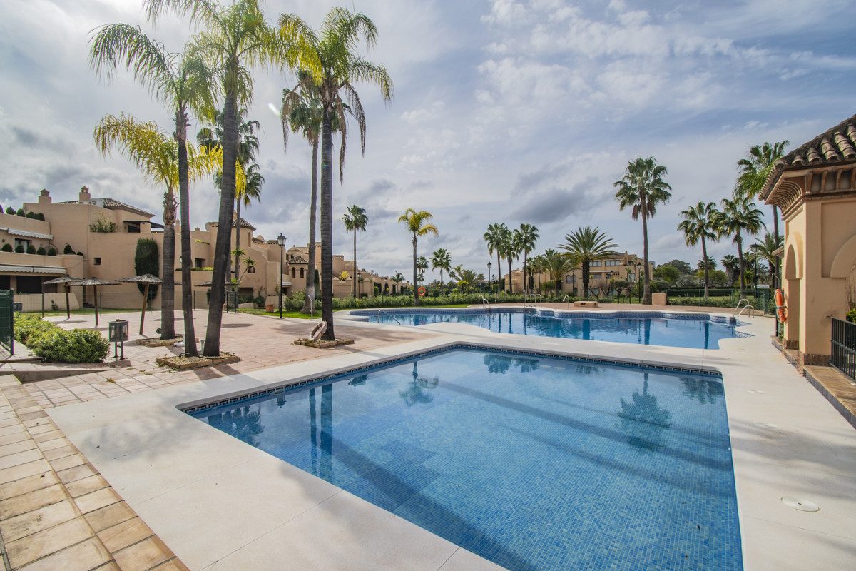 Ground Floor Apartment in Estepona, Costa del Sol – 2 beds – 550000 € - photo 22 of 34