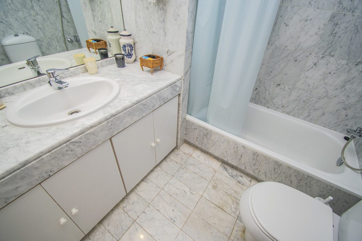 Ground Floor Apartment in Estepona, Costa del Sol – 2 beds – 550000 € - photo 25 of 34