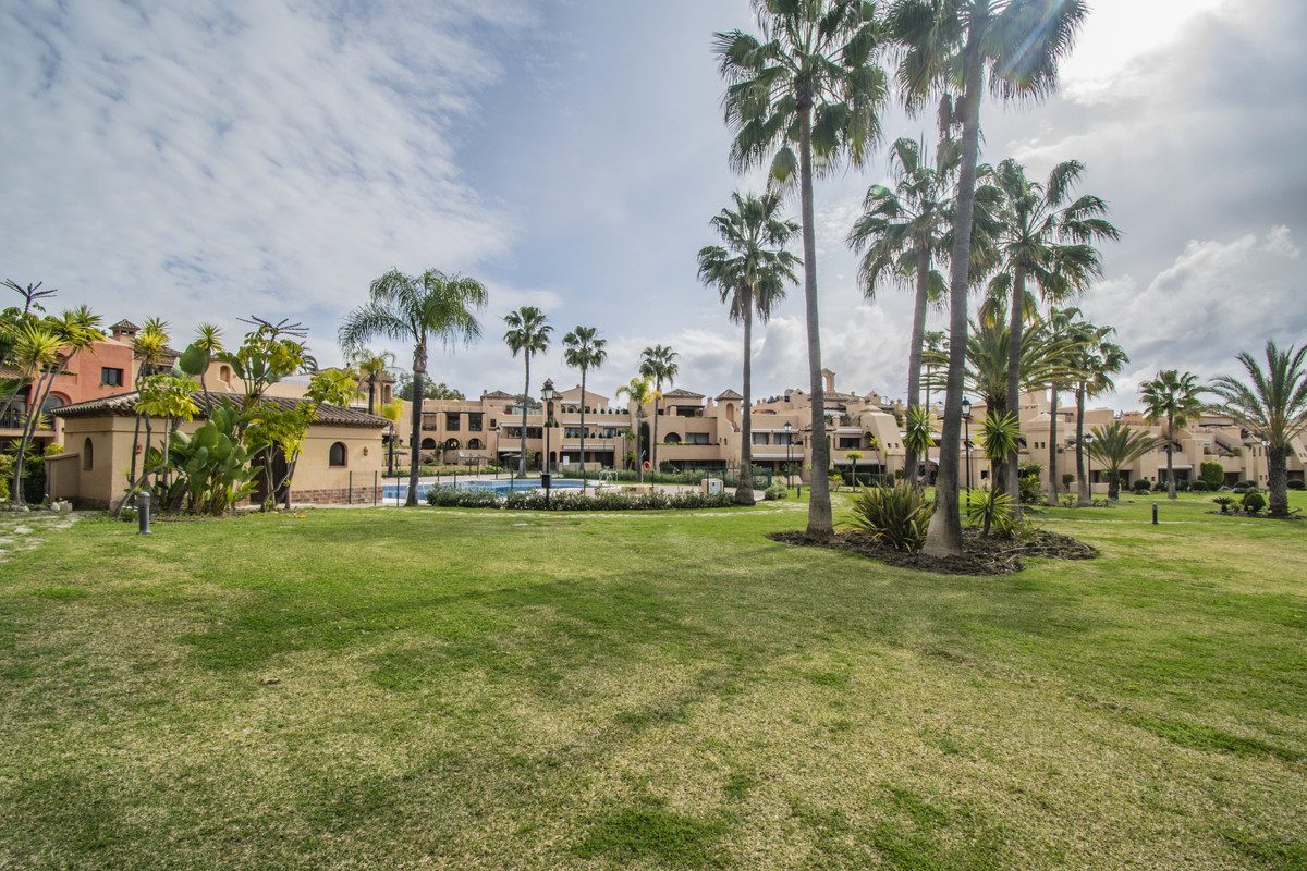 Ground Floor Apartment in Estepona, Costa del Sol – 2 beds – 550000 € - photo 29 of 34