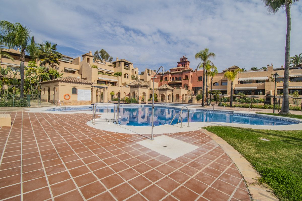 Ground Floor Apartment in Estepona, Costa del Sol – 2 beds – 550000 € - photo 32 of 34