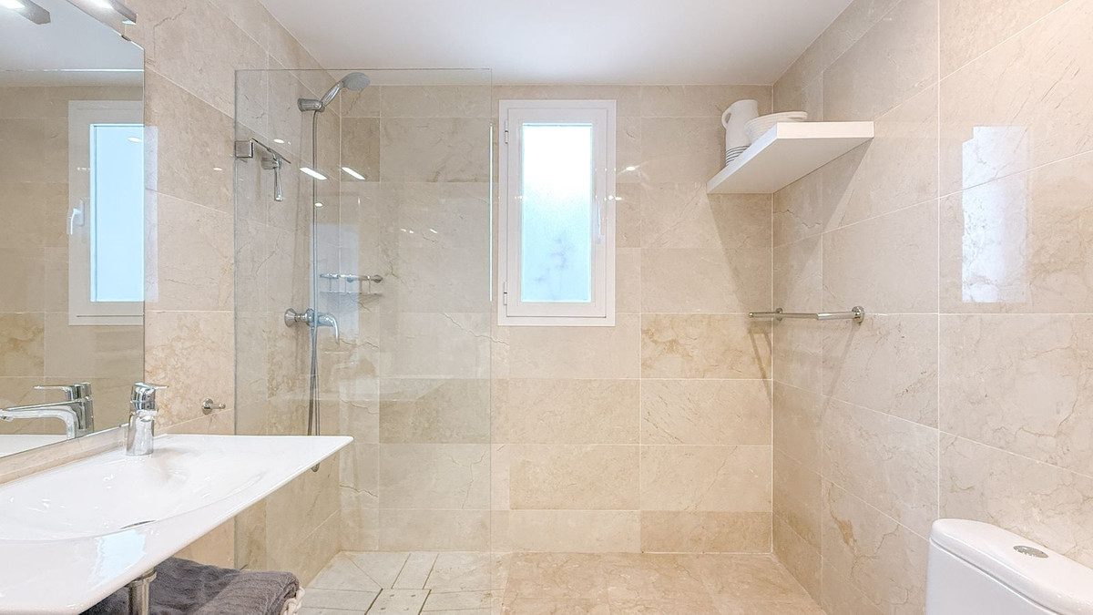 Middle Floor Apartment in Marbella, Costa del Sol – 3 beds – 475000 € - photo 22 of 38