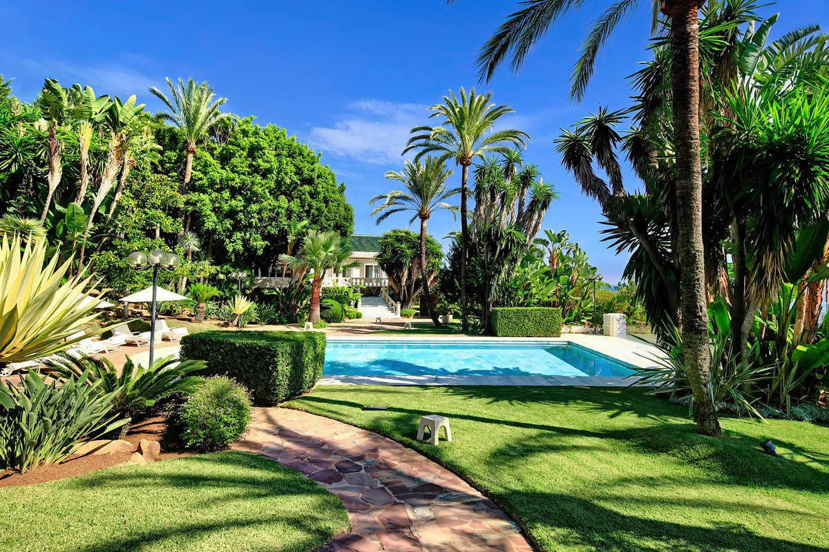 Detached Villa in Marbella, Costa del Sol – 10 beds – 10000000 € - photo 9 of 37