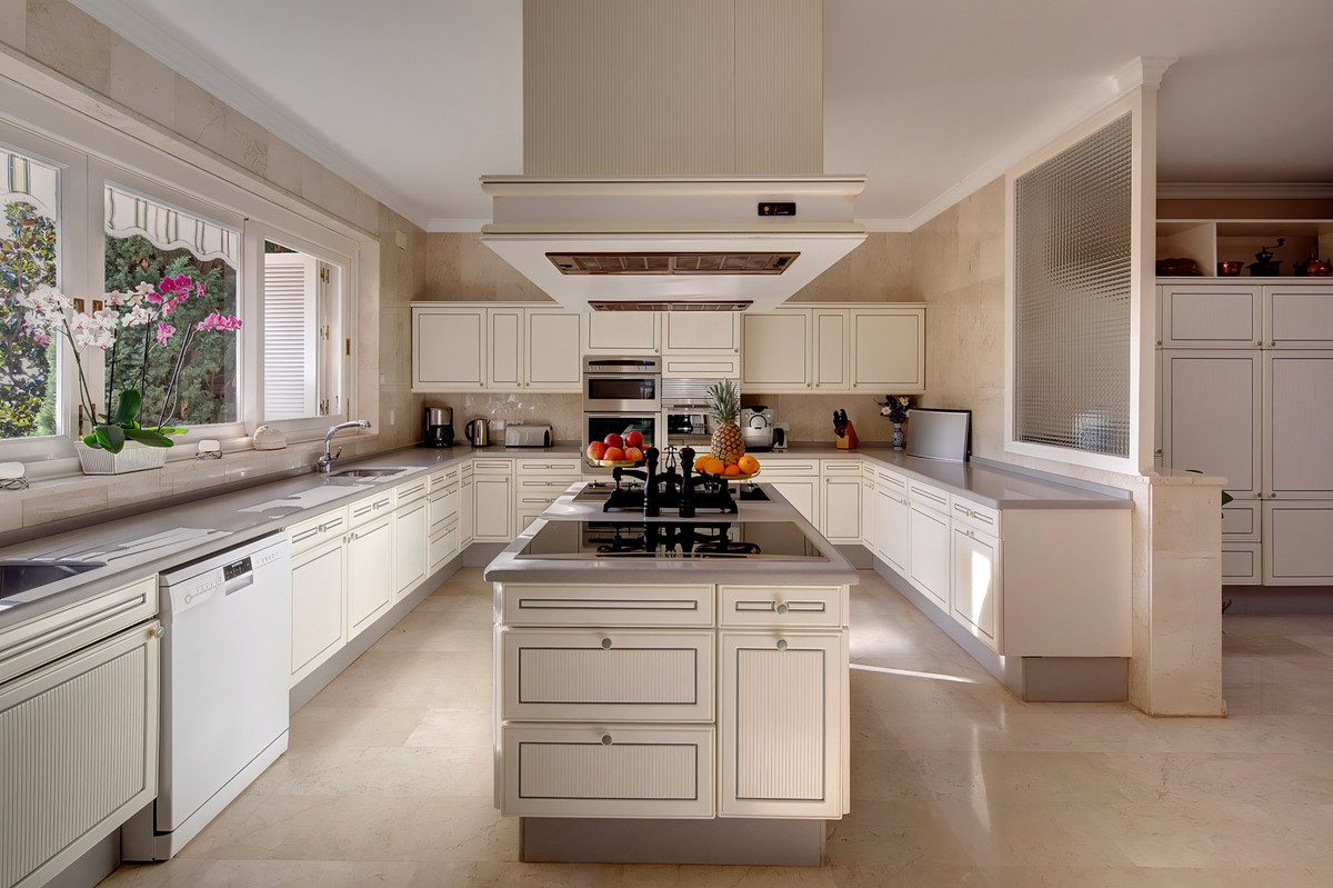 Detached Villa in Marbella, Costa del Sol – 10 beds – 10000000 € - photo 34 of 37
