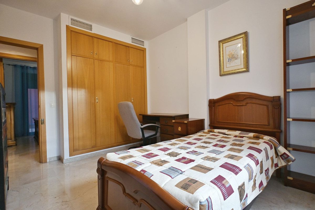 Middle Floor Apartment in Fuengirola, Costa del Sol – 3 beds – 550000 € - photo 11 of 21