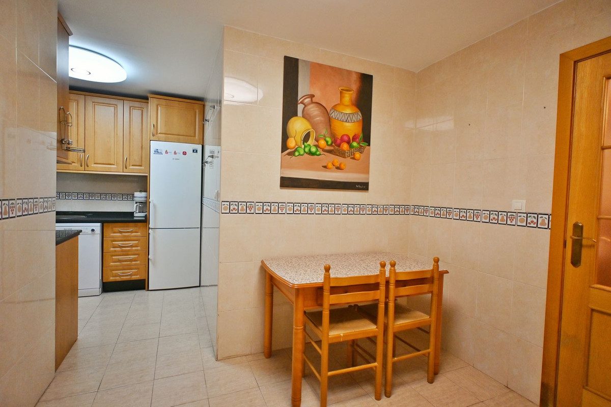 Middle Floor Apartment in Fuengirola, Costa del Sol – 3 beds – 550000 € - photo 13 of 21