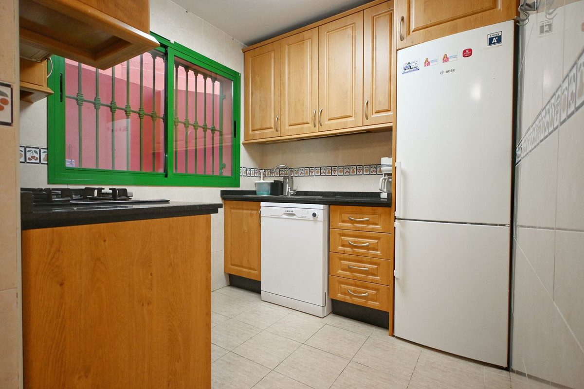 Middle Floor Apartment in Fuengirola, Costa del Sol – 3 beds – 550000 € - photo 14 of 21