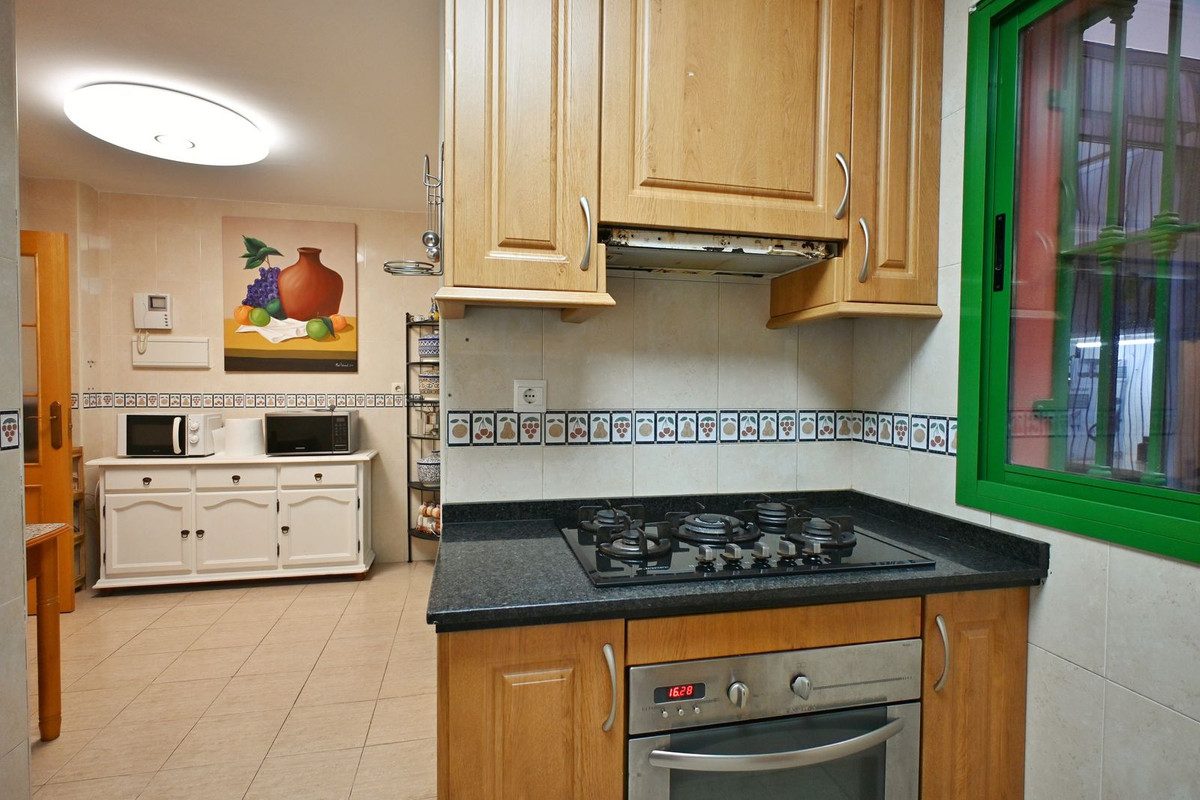 Middle Floor Apartment in Fuengirola, Costa del Sol – 3 beds – 550000 € - photo 15 of 21