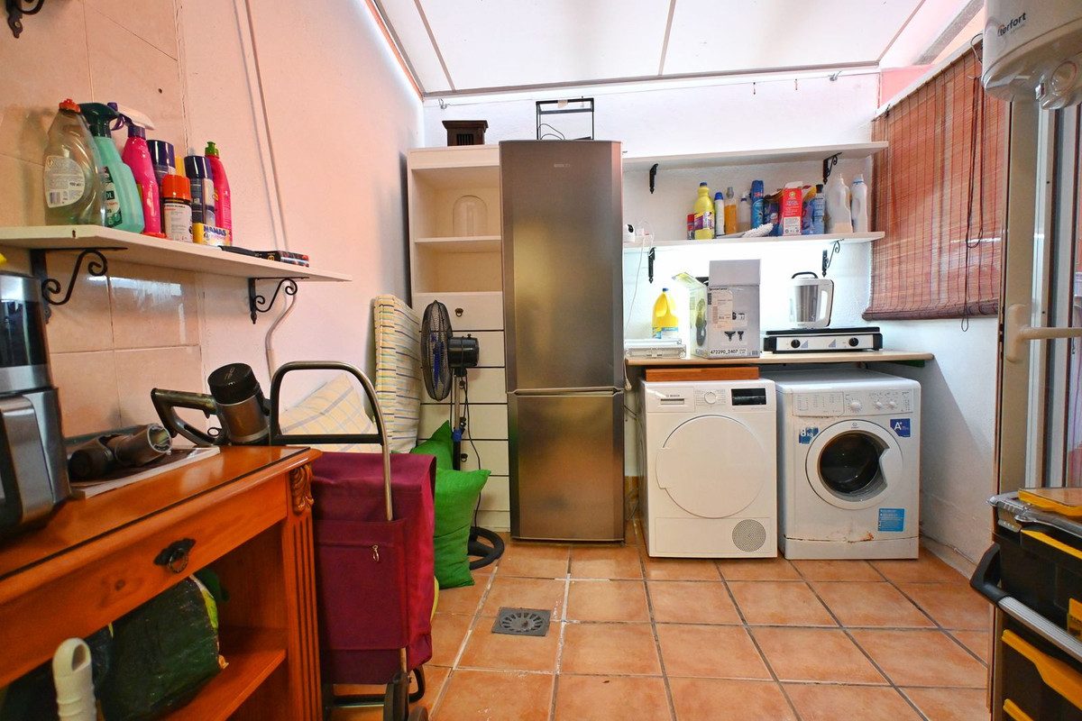 Middle Floor Apartment in Fuengirola, Costa del Sol – 3 beds – 550000 € - photo 16 of 21