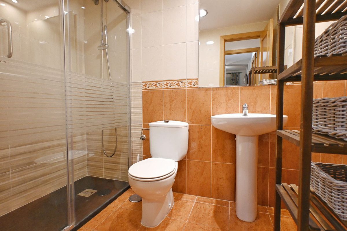 Middle Floor Apartment in Fuengirola, Costa del Sol – 3 beds – 550000 € - photo 19 of 21