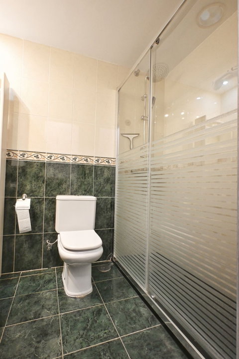 Middle Floor Apartment in Fuengirola, Costa del Sol – 3 beds – 550000 € - photo 20 of 21