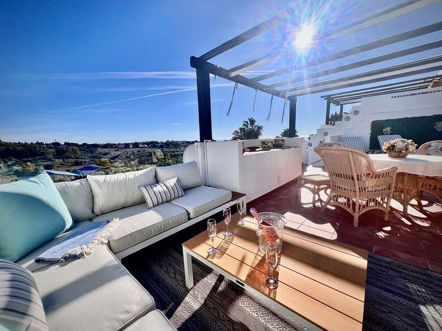 Penthouse in Estepona, Costa del Sol – 2 beds – 399000 € - photo 1 of 22