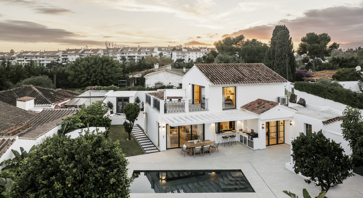 Detached Villa in Marbella, Costa del Sol – 5 beds – 2500000 € - photo 1 of 32
