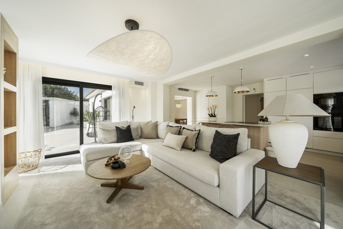 Detached Villa in Marbella, Costa del Sol – 5 beds – 2500000 € - photo 4 of 32