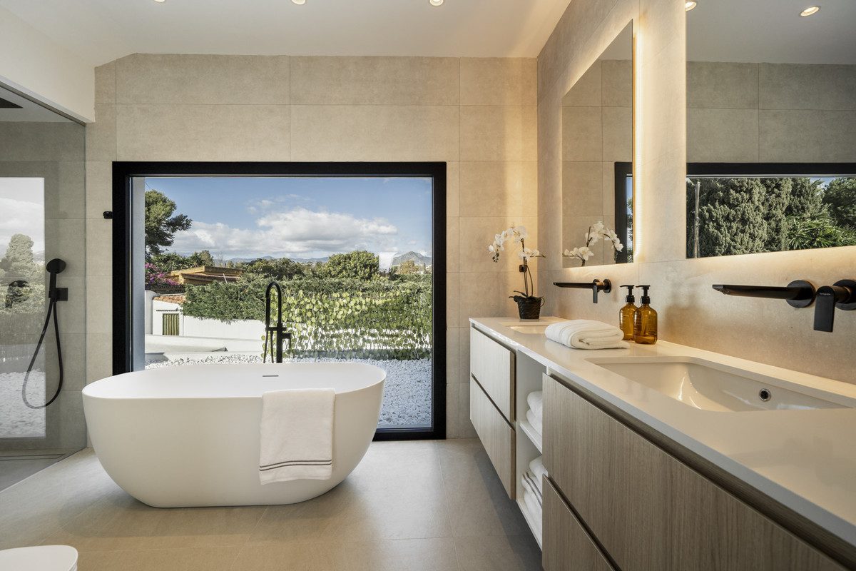 Detached Villa in Marbella, Costa del Sol – 5 beds – 2500000 € - photo 12 of 32