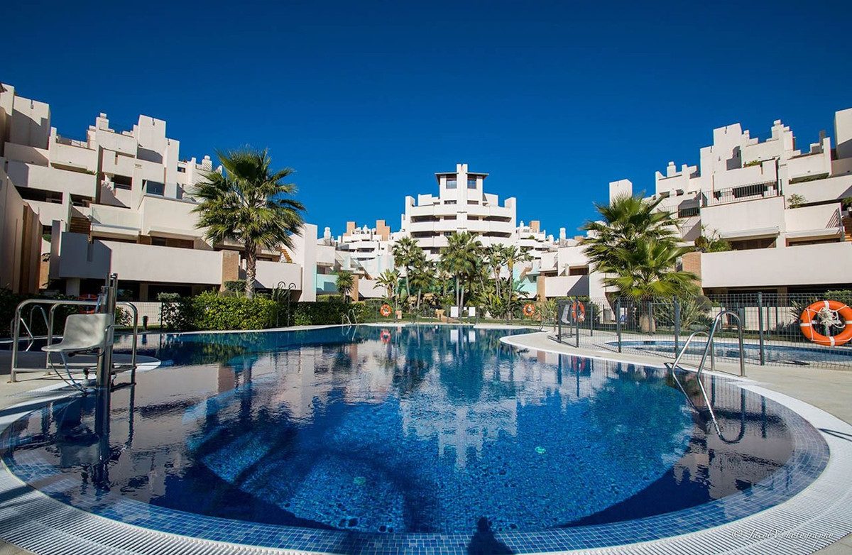 Middle Floor Apartment in Estepona, Costa del Sol – 3 beds – 690000 € - photo 2 of 38