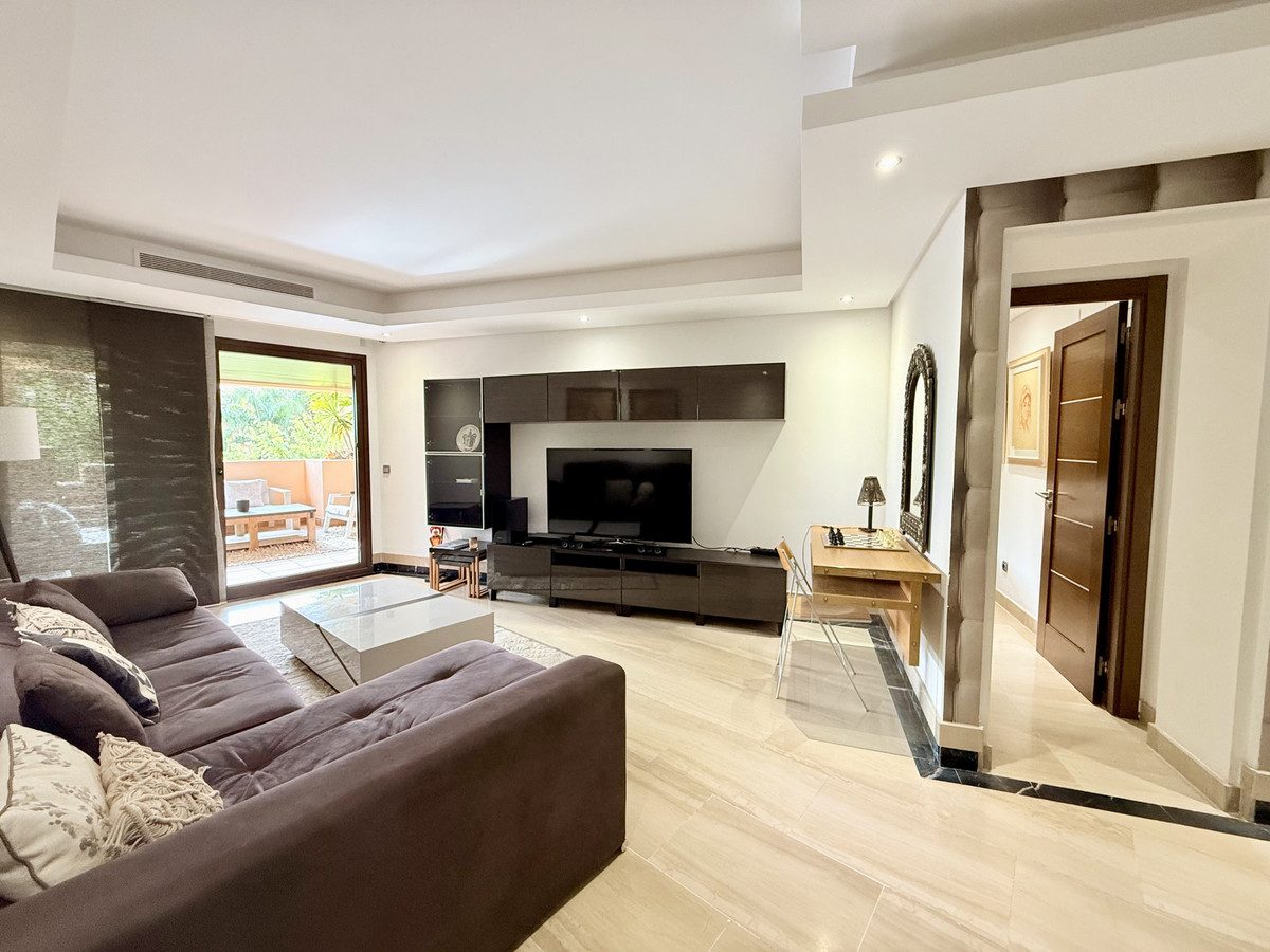 Middle Floor Apartment in Estepona, Costa del Sol – 3 beds – 690000 € - photo 8 of 38