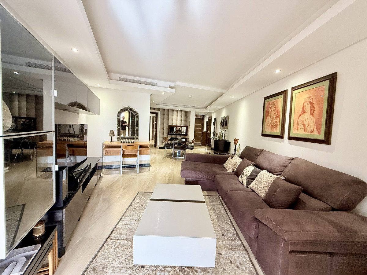 Middle Floor Apartment in Estepona, Costa del Sol – 3 beds – 690000 € - photo 12 of 38