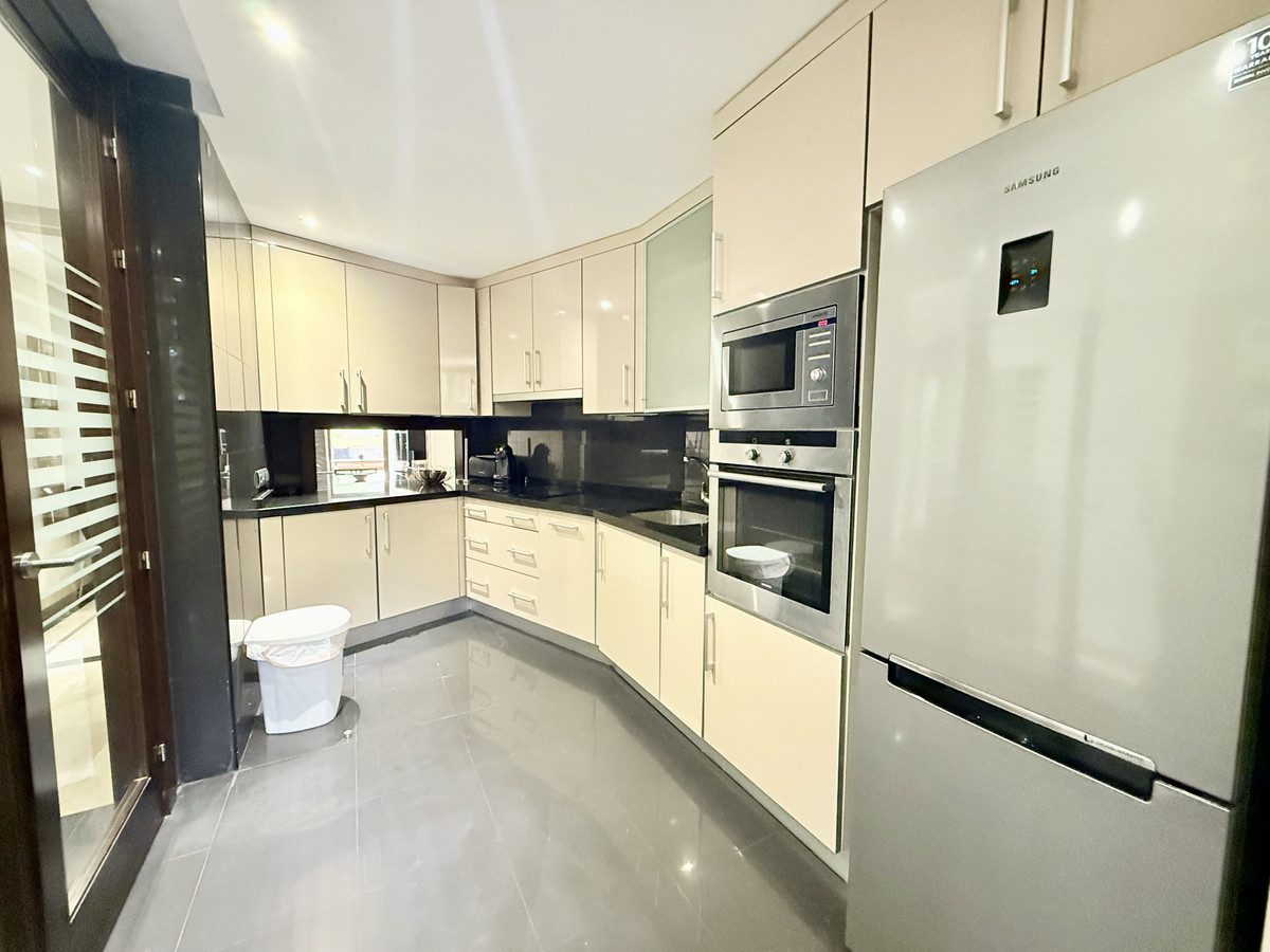 Middle Floor Apartment in Estepona, Costa del Sol – 3 beds – 690000 € - photo 14 of 38