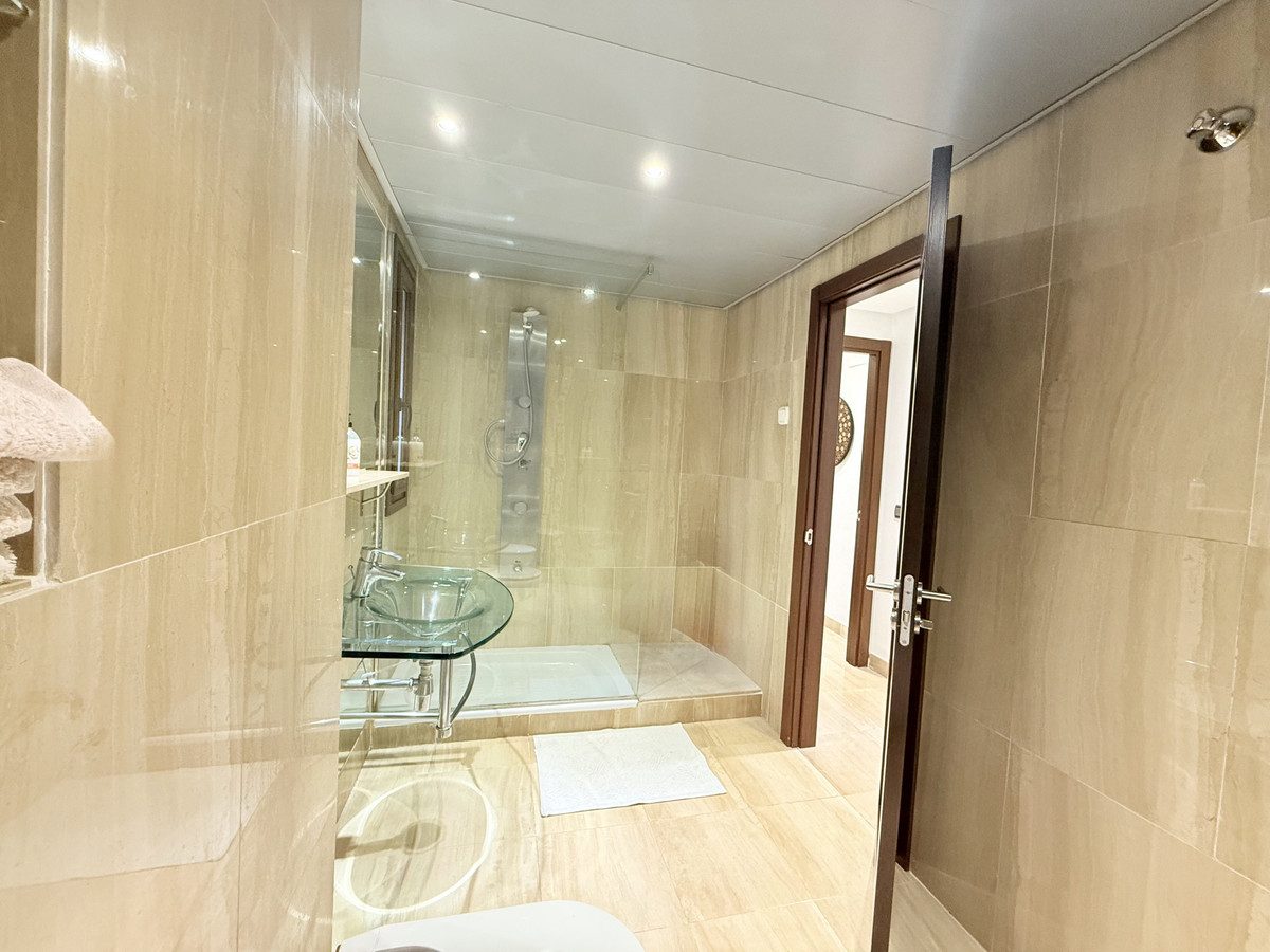 Middle Floor Apartment in Estepona, Costa del Sol – 3 beds – 690000 € - photo 16 of 38