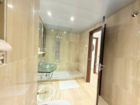Middle Floor Apartment in Estepona, Costa del Sol – 3 beds – 690000 € - photo 16 of 38