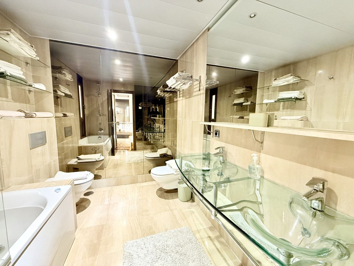 Middle Floor Apartment in Estepona, Costa del Sol – 3 beds – 690000 € - photo 22 of 38