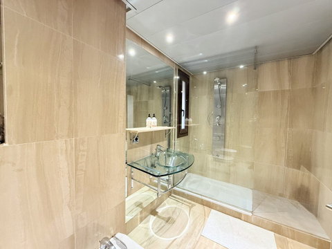 Middle Floor Apartment in Estepona, Costa del Sol – 3 beds – 690000 € - photo 25 of 38