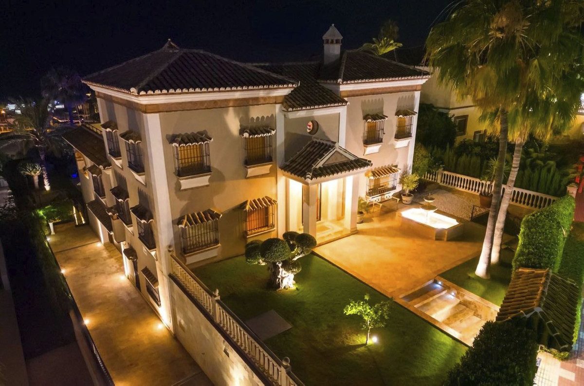 Detached Villa in Mijas, Costa del Sol – 5 beds – 3650000 € - photo 23 of 24