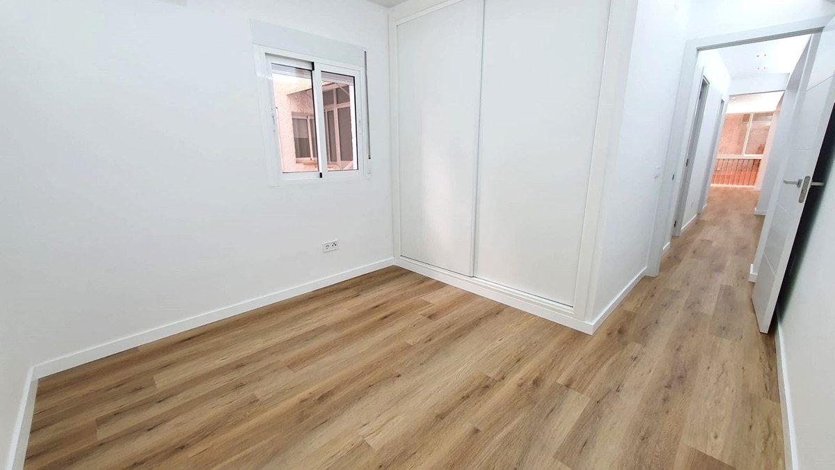 Middle Floor Apartment in Fuengirola, Costa del Sol – 3 beds – 325000 € - photo 5 of 16