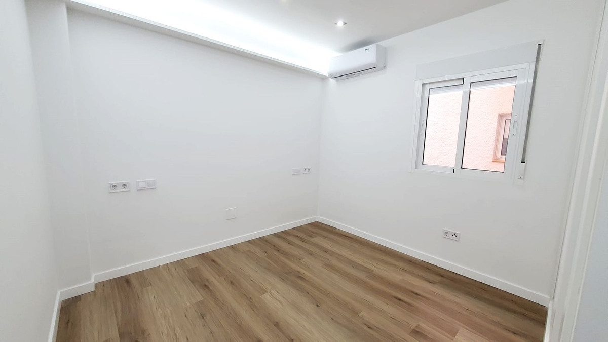Middle Floor Apartment in Fuengirola, Costa del Sol – 3 beds – 325000 € - photo 10 of 16