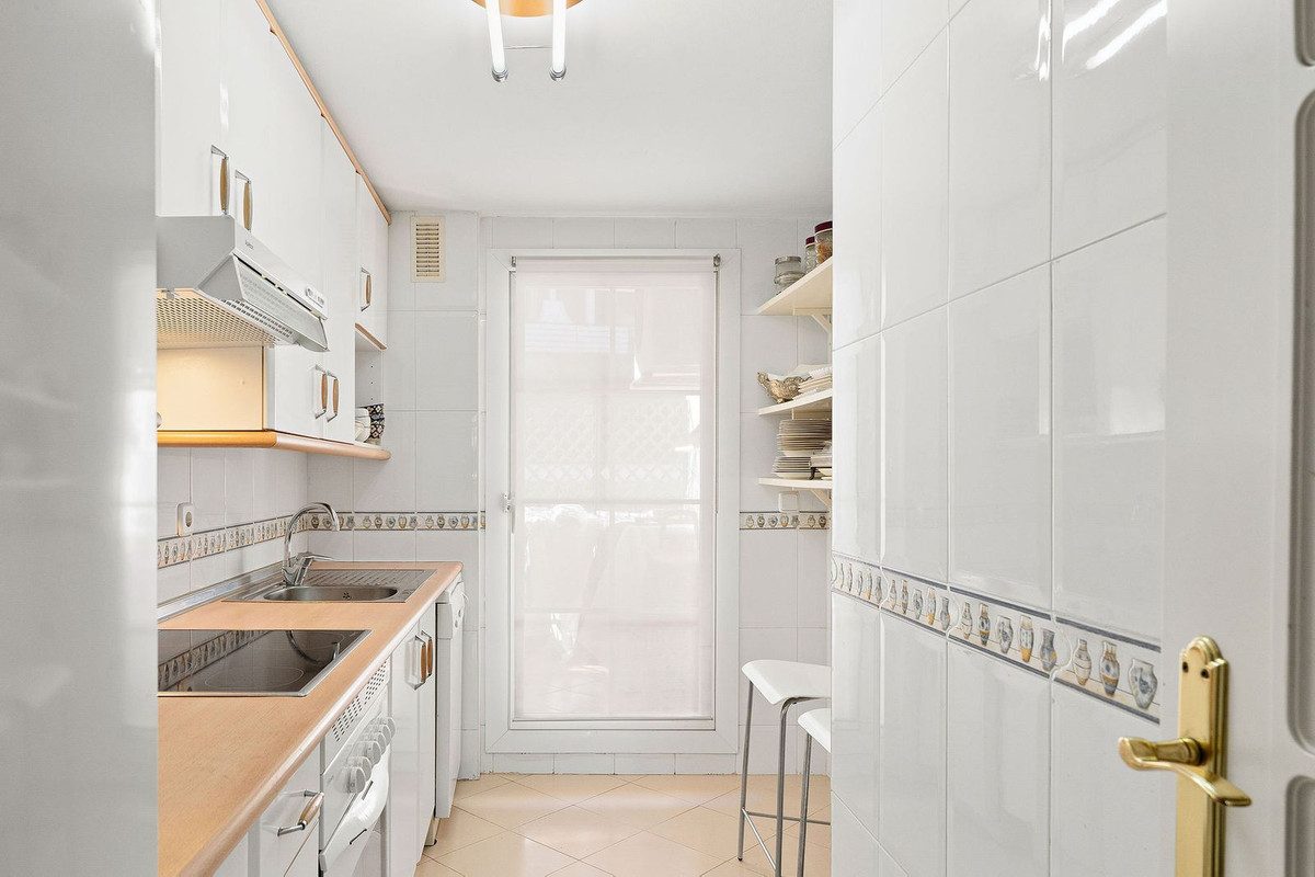 Middle Floor Apartment in Marbella, Costa del Sol – 2 beds – 475000 € - photo 4 of 29