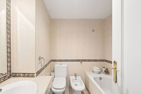 Middle Floor Apartment in Marbella, Costa del Sol – 2 beds – 475000 € - photo 10 of 29