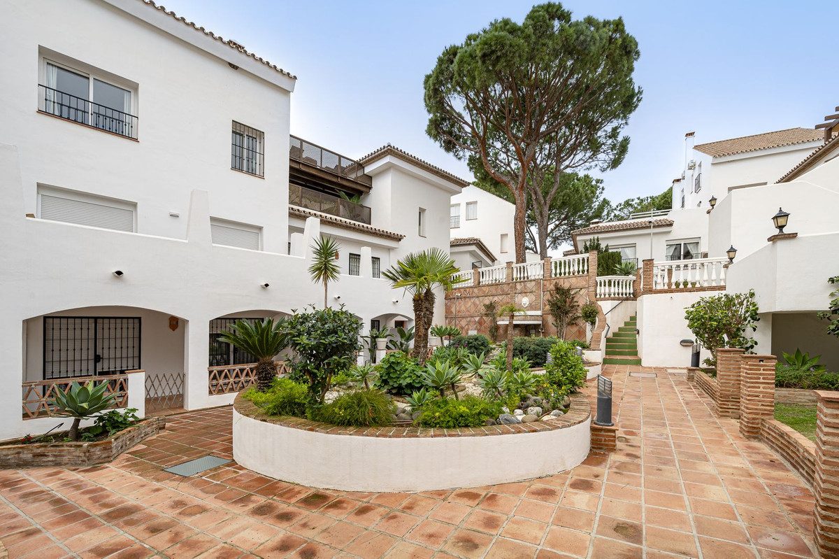 Middle Floor Apartment in Marbella, Costa del Sol – 2 beds – 499000 € - photo 1 of 33
