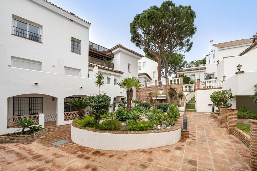 Middle Floor Apartment in Marbella, Costa del Sol – 2 beds – 499000 € - photo 1 of 33