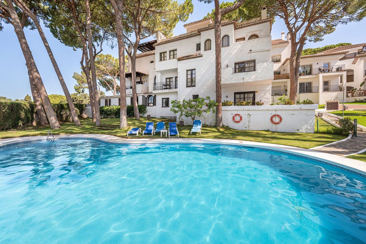 Middle Floor Apartment in Marbella, Costa del Sol – 2 beds – 499000 € - photo 2 of 33