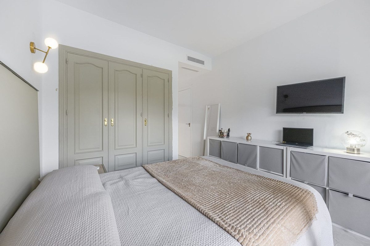 Middle Floor Apartment in Marbella, Costa del Sol – 2 beds – 499000 € - photo 16 of 33