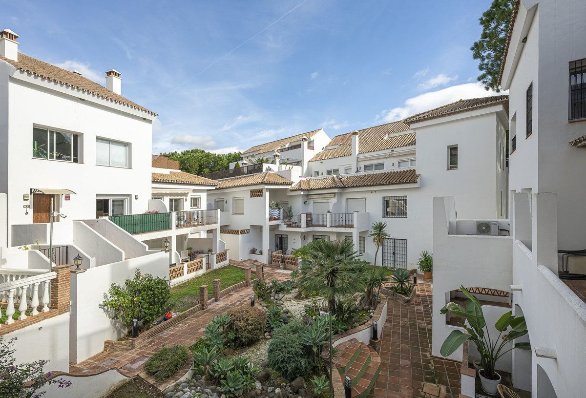 Middle Floor Apartment in Marbella, Costa del Sol – 2 beds – 499000 € - photo 25 of 33