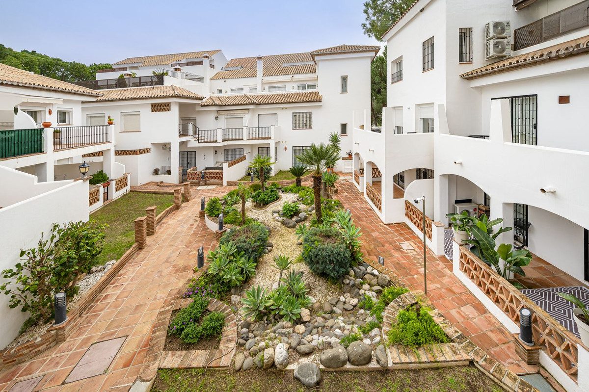Middle Floor Apartment in Marbella, Costa del Sol – 2 beds – 499000 € - photo 30 of 33