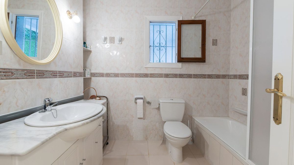 Detached Villa in Benalmadena, Costa del Sol – 3 beds – 750000 € - photo 5 of 10