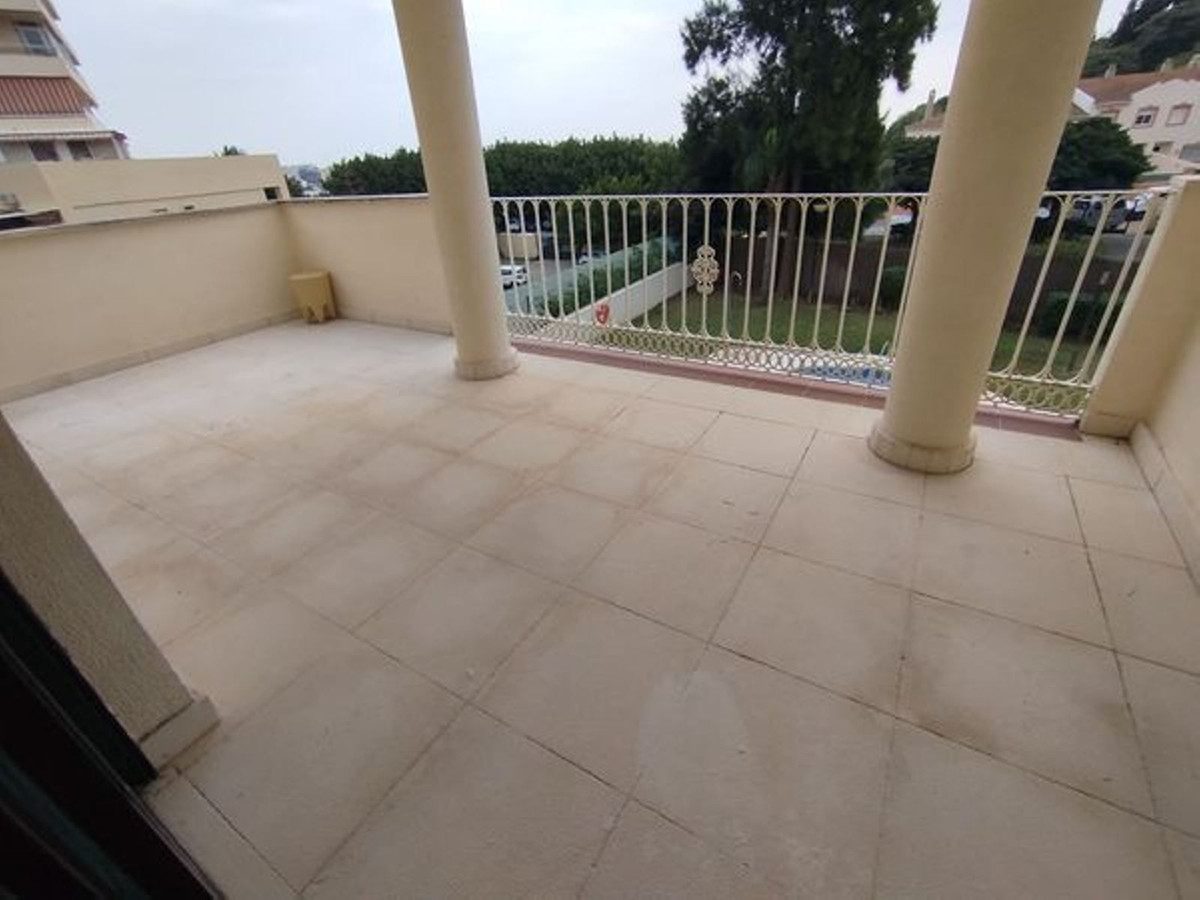 Middle Floor Apartment in Benalmadena, Costa del Sol – 2 beds – 365000 € - photo 1 of 15