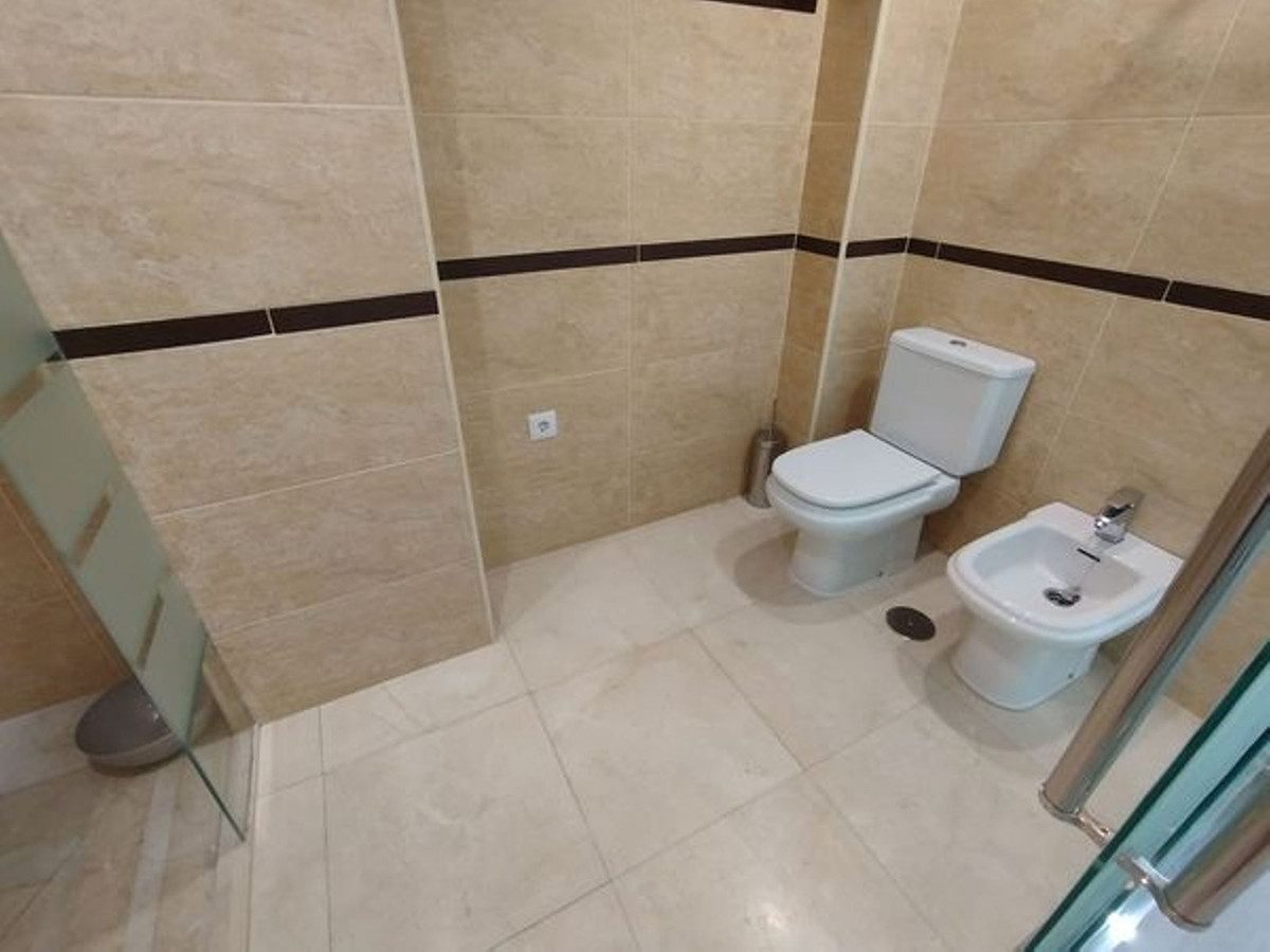 Middle Floor Apartment in Benalmadena, Costa del Sol – 2 beds – 365000 € - photo 12 of 15