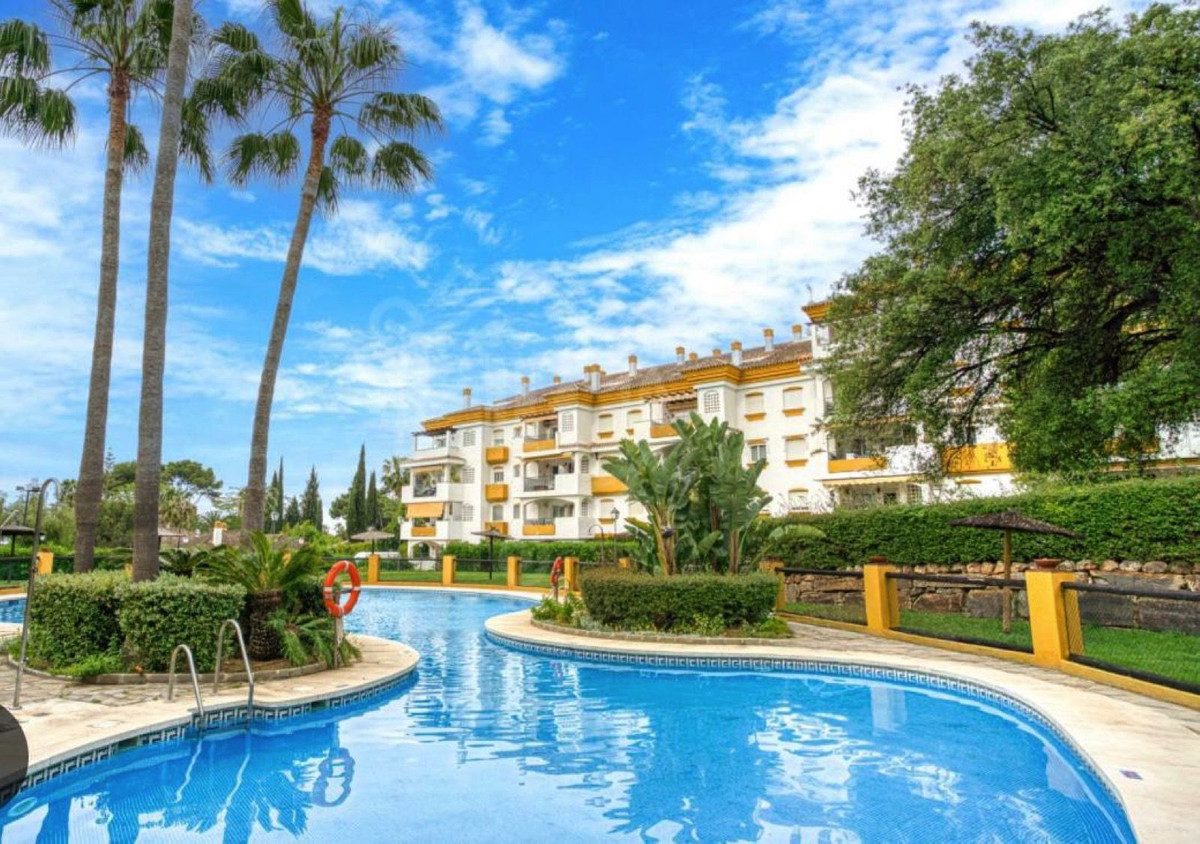 Middle Floor Apartment in Marbella, Costa del Sol – 3 beds – 665000 € - photo 2 of 24