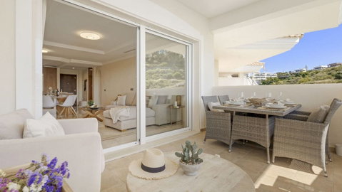 Middle Floor Apartment in Marbella, Costa del Sol – 2 beds – 575000 € - photo 2 of 23