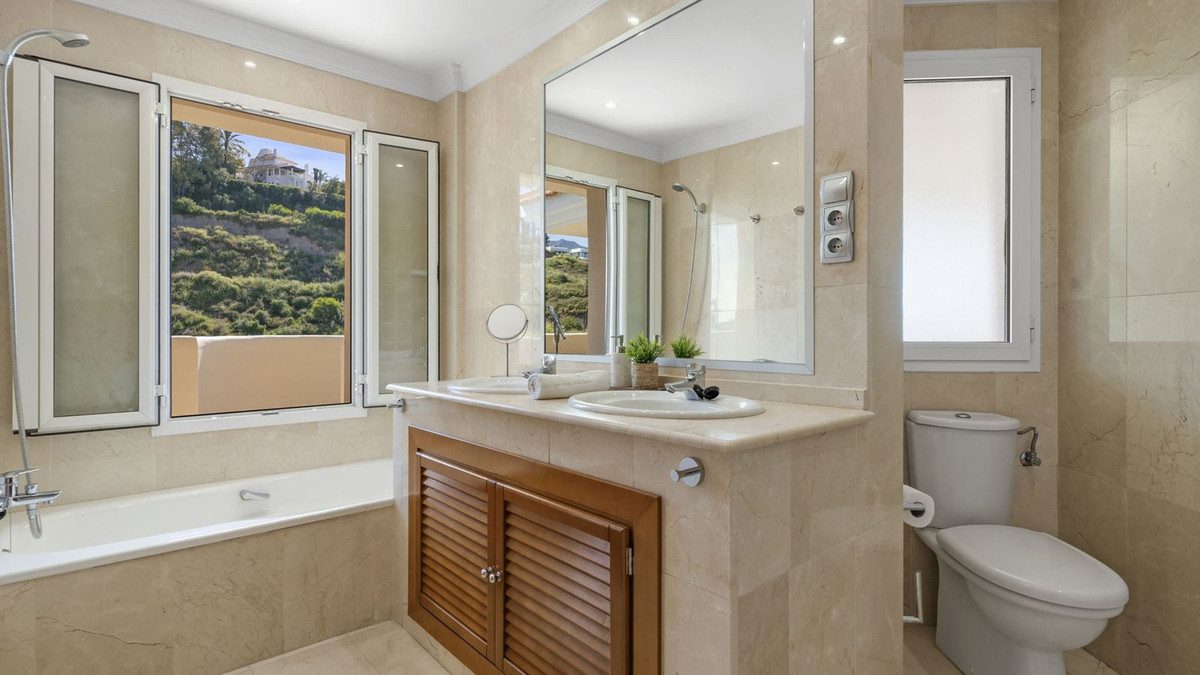 Middle Floor Apartment in Marbella, Costa del Sol – 2 beds – 575000 € - photo 11 of 23