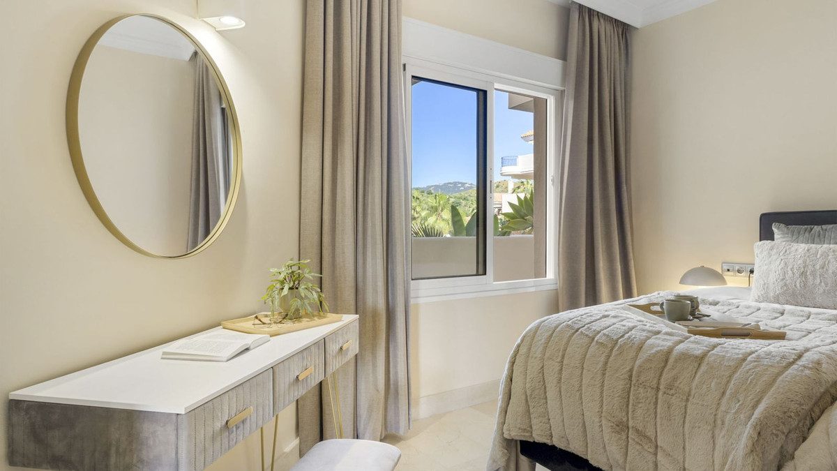 Middle Floor Apartment in Marbella, Costa del Sol – 2 beds – 575000 € - photo 14 of 23