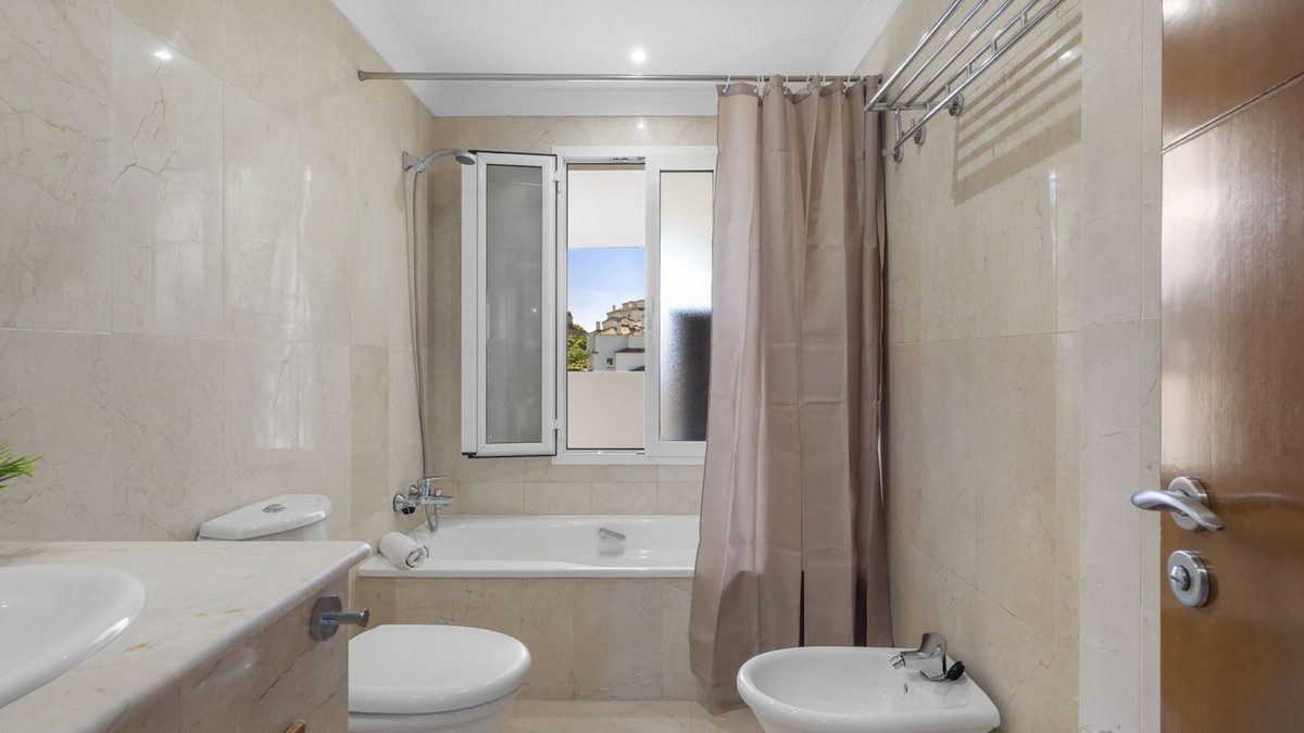 Middle Floor Apartment in Marbella, Costa del Sol – 2 beds – 575000 € - photo 15 of 23