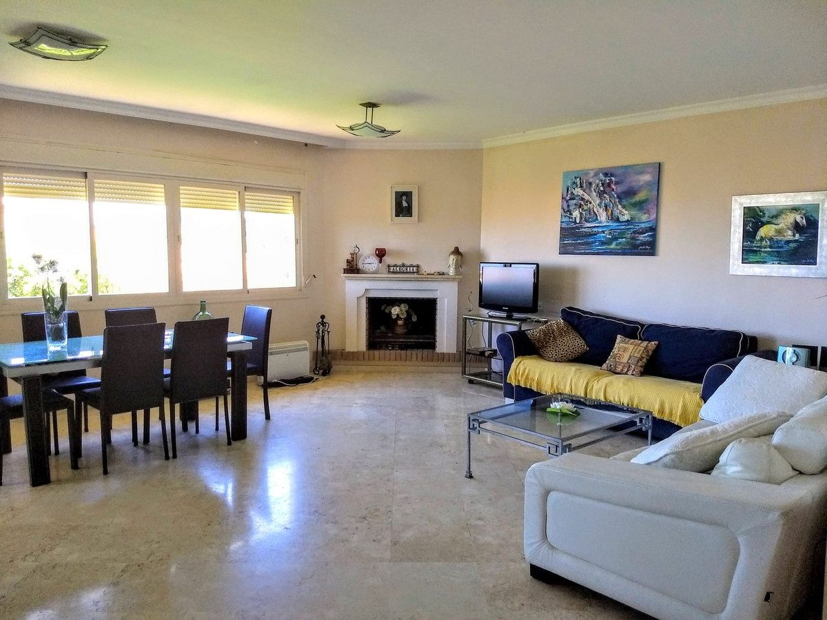 Middle Floor Apartment in Marbella, Costa del Sol – 2 beds – 379000 € - photo 3 of 23
