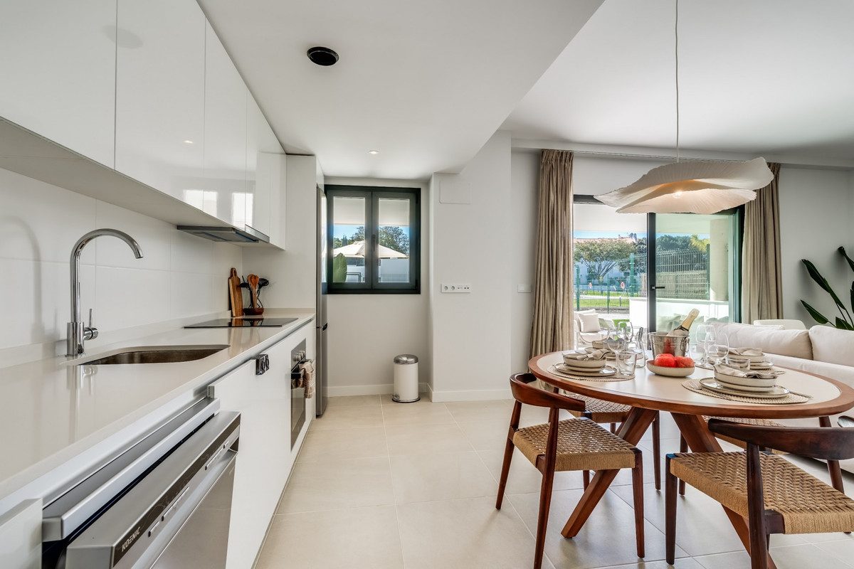 Ground Floor Apartment in Estepona, Costa del Sol – 2 beds – 475000 € - photo 13 of 25