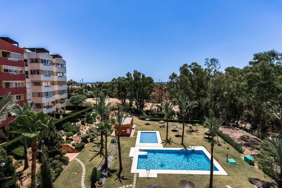 Middle Floor Apartment in Estepona, Costa del Sol – 2 beds – 369000 € - photo 1 of 20